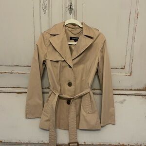Classic beige rain jacket with removable hood